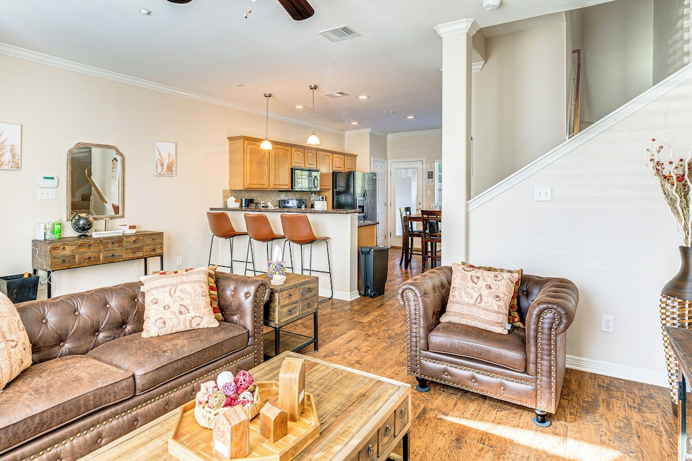 2 Mi to Texas A&m: Unit w/ Pool & Hot Tub Access