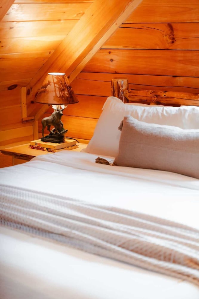 Sleeps 16! Luxury Cabin With Game Room & Hot Tub