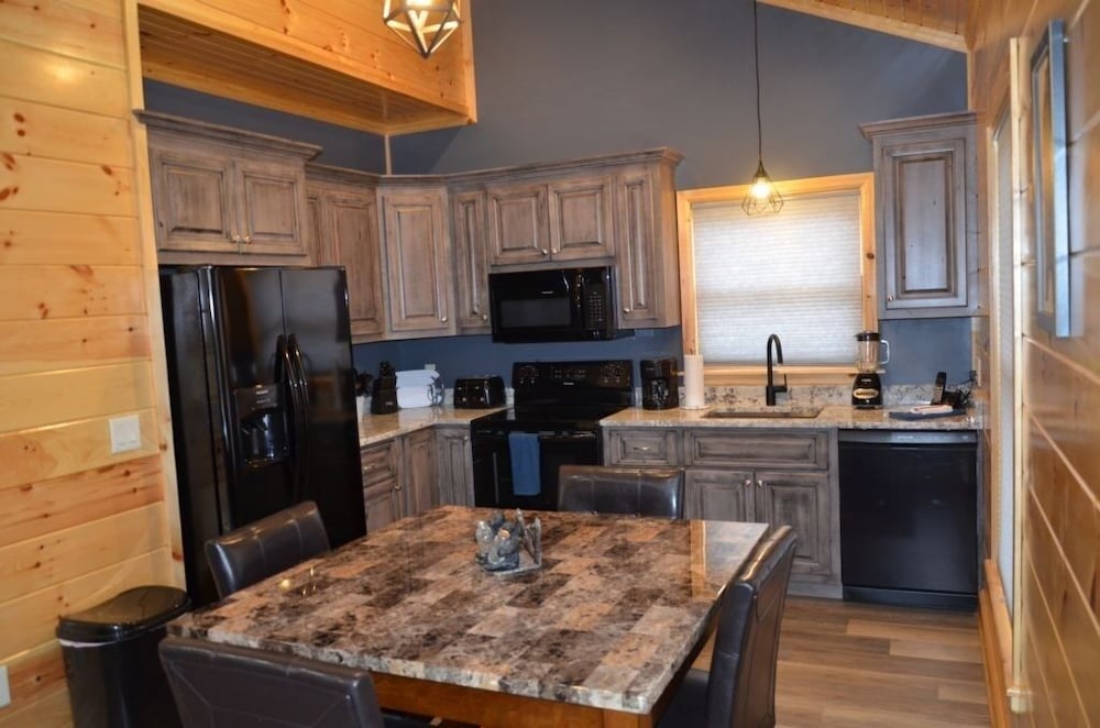 Peaceful family cabin near fishing with over 100 acres of mountain and field trails to explore! 2 Bedroom Cabin by RedAwning view 4