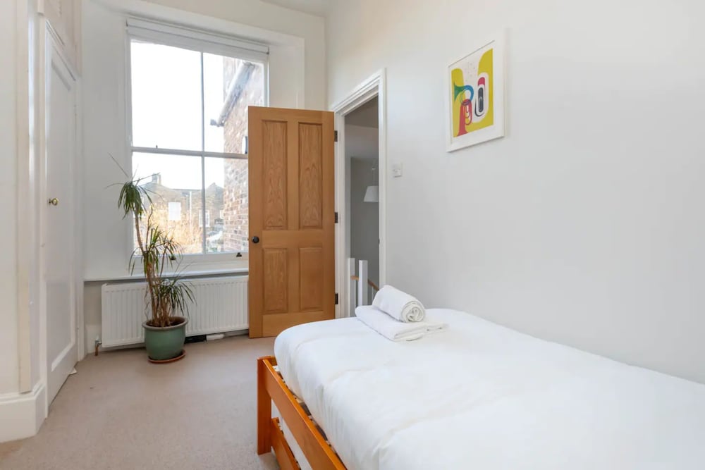 Spacious and Bright 2 Bedroom Flat in Kentish Town