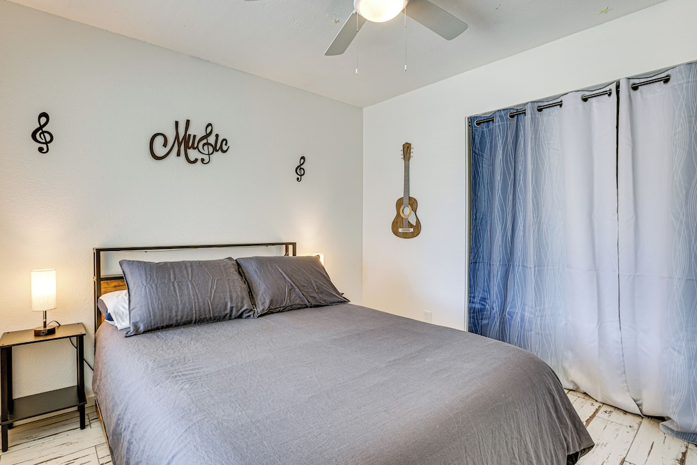 Welcoming Retreat w/ Pool & Patio in Peoria!