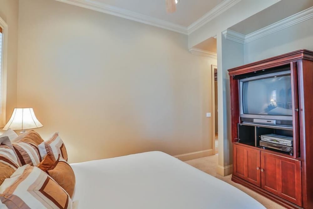 Casa Divina 5 Bedroom Holiday Home by Five Star Properties