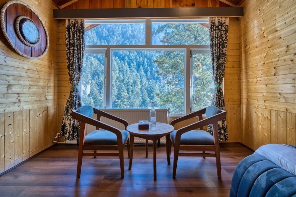 Xenious White House Eco Resort