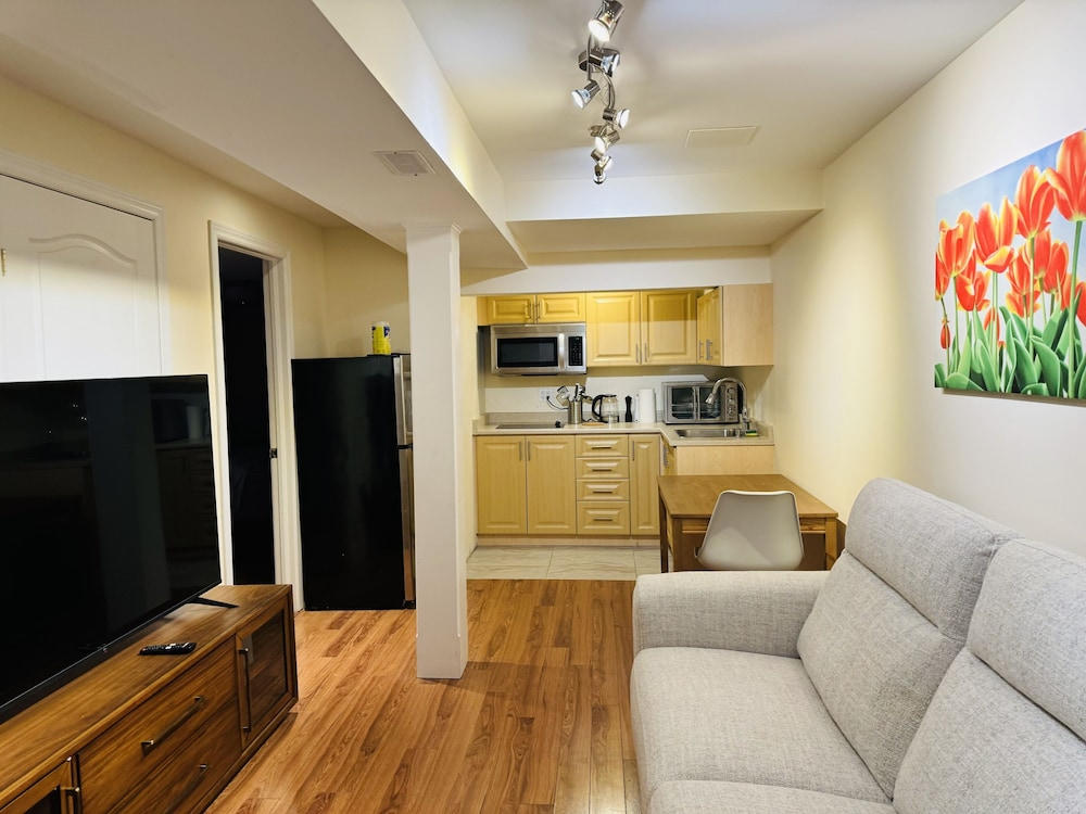 Chic Unit Near Airport and Attractions