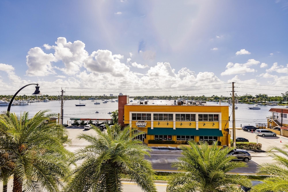 Hotel Upscale Modern 2 Bedroom Condo on the Beach - Image 1
