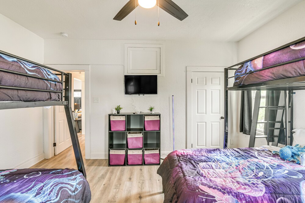 < 1 Mi to Beaches: Galveston Retreat w/ Patio!