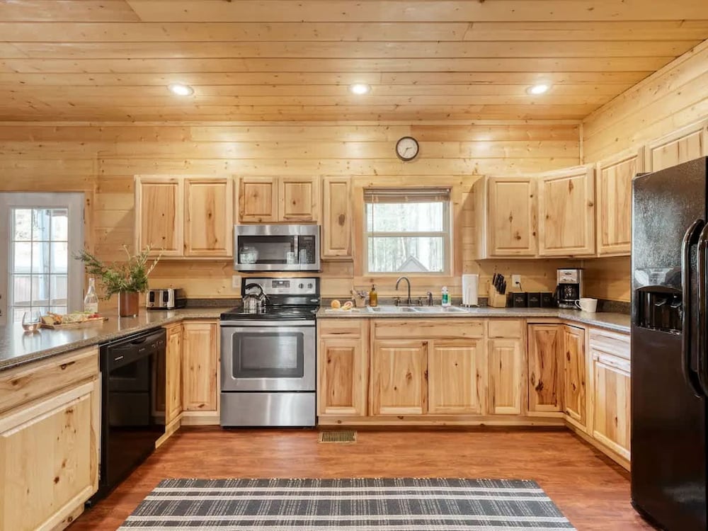 Charming Smoky Mountain Cabin w Hot tub Views