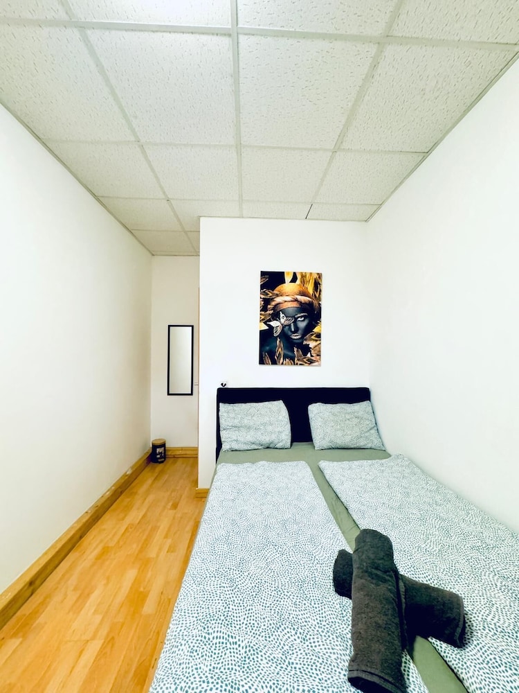 Cozy 2BR Apt Sleeps 6 Direct City Access