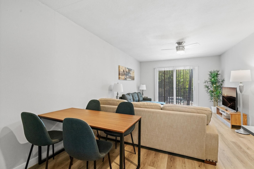 Modern 2BR Near UT Hyde Park Evonify - Property Image 8
