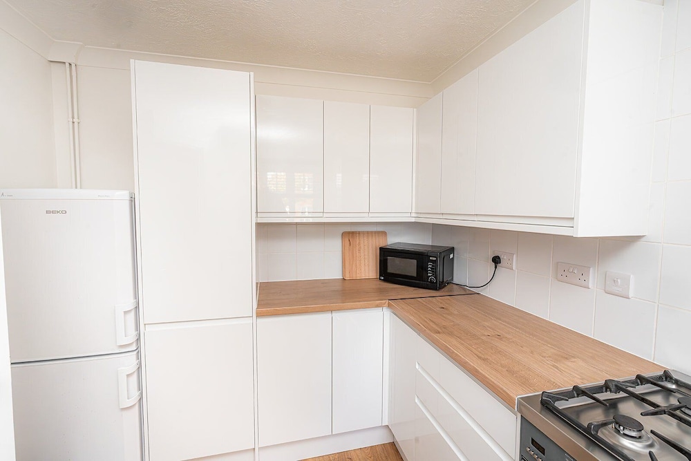 Modern 2-bed Home With Driveway Basingstoke