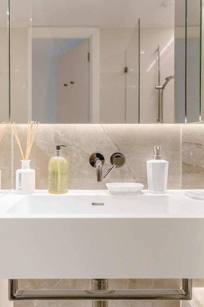 Charming 2BD Contemporary Flat - White City!