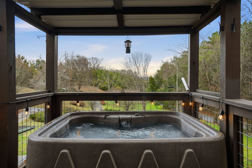 Boujee Bear Cabin With Hot Tub & Putting Green 2 Bedroom Cabin