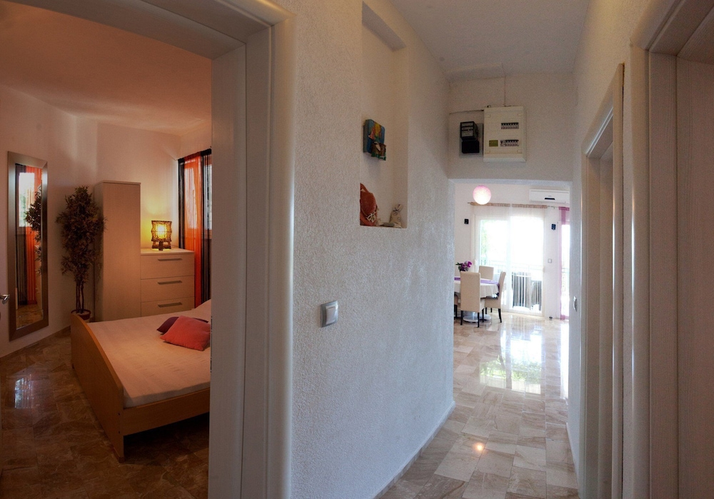 Wonderful Visinisce Apartments With Terrace and Sea Views