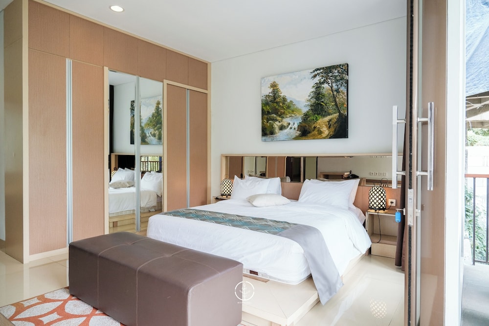 Mentari Hill View 8 BR heated pool and movie room