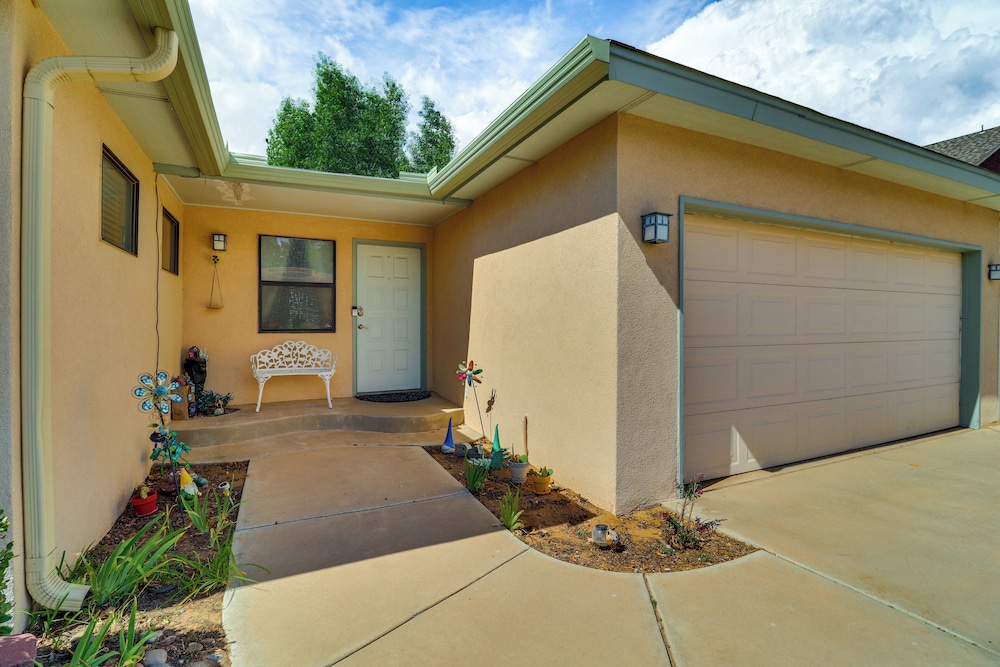 Outdoor Bar & Large Pool: Retro ABQ Retreat!