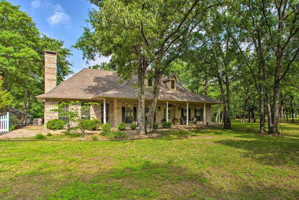 Happy Trails Hideout w/ New Bunk House & Hot Tub!