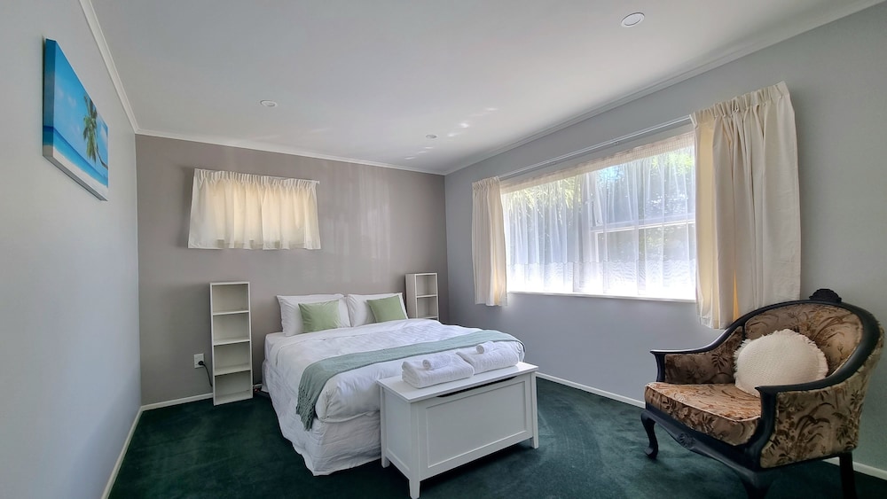 Wonderful Renovated 4BR House - Netflix view 2