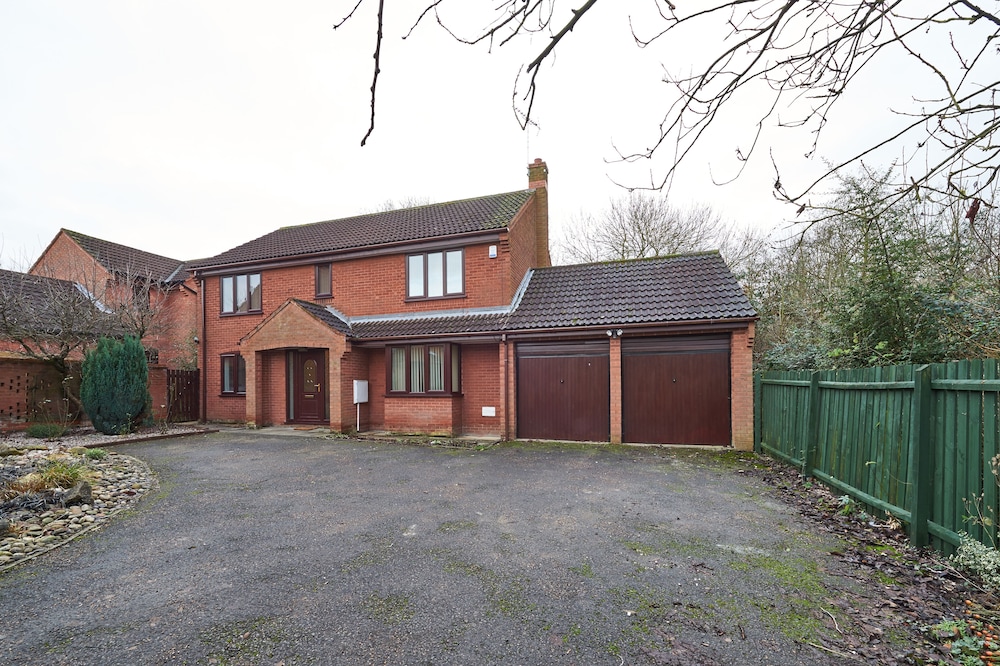Northleigh House, Furzton, 6 Bedroom/5 Bathroom House