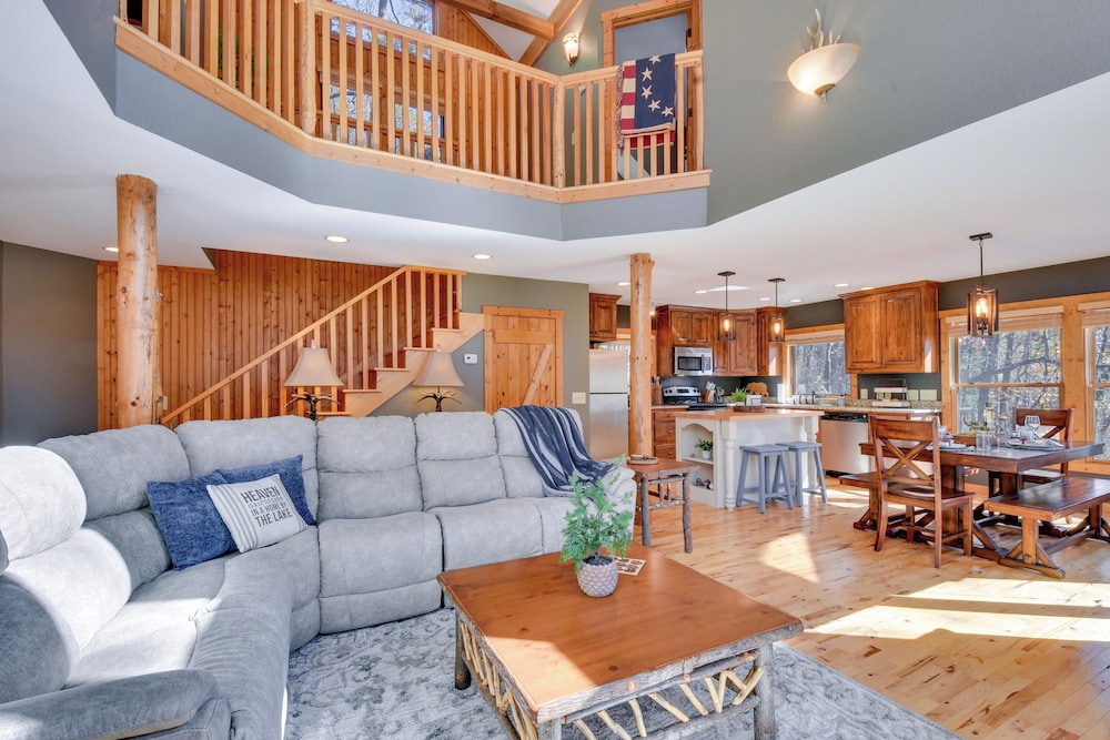 Fish, Hike & Swim: Lake Burton Retreat w/ Hot Tub!