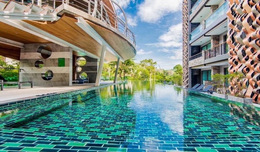 Emerald 215 - Studio With Balcony and Shared Pool