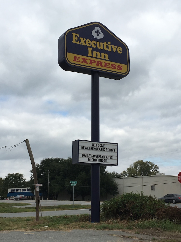 Pine Bluff Vacations - Executive Inn Pine Bluff - Property Image 11
