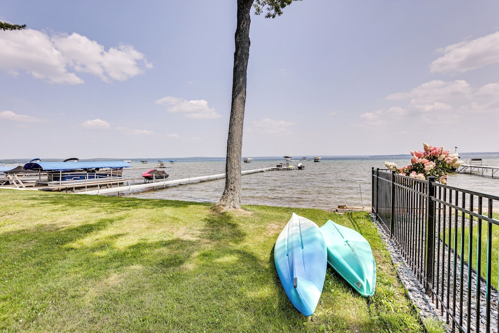Swim, Fish & Boat: House on Stunning Higgins Lake!