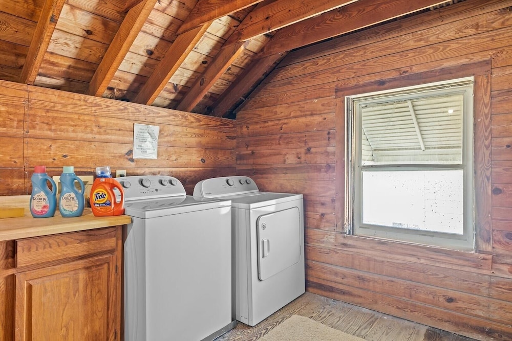 Pollock Cottage 6 Bedroom Home