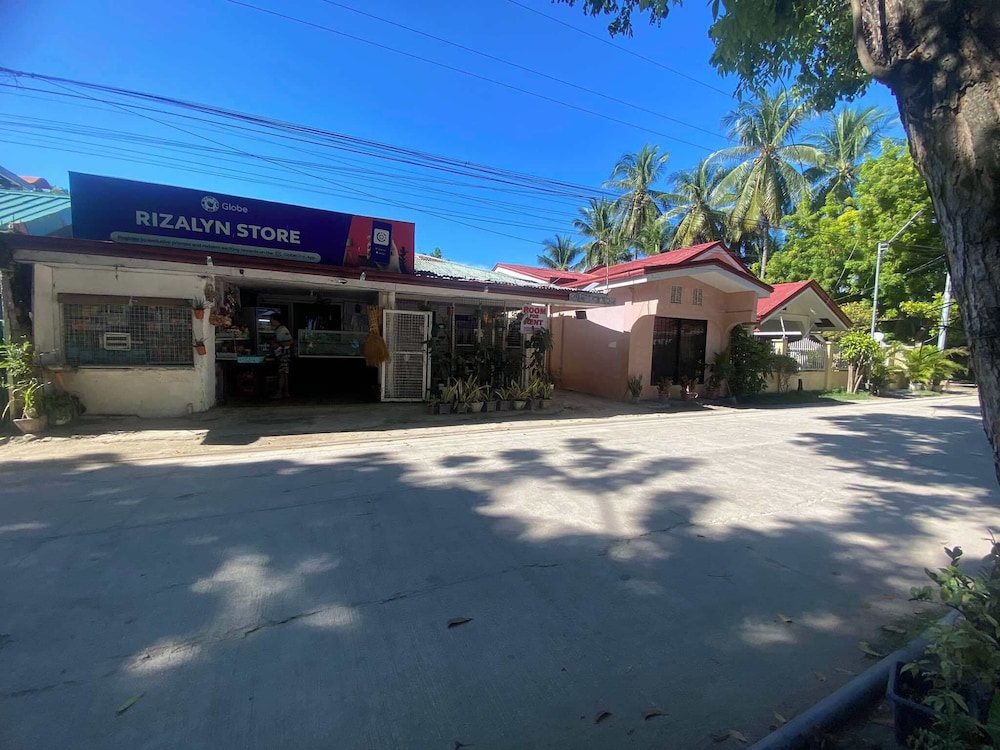 Hibiscus Dive Inn