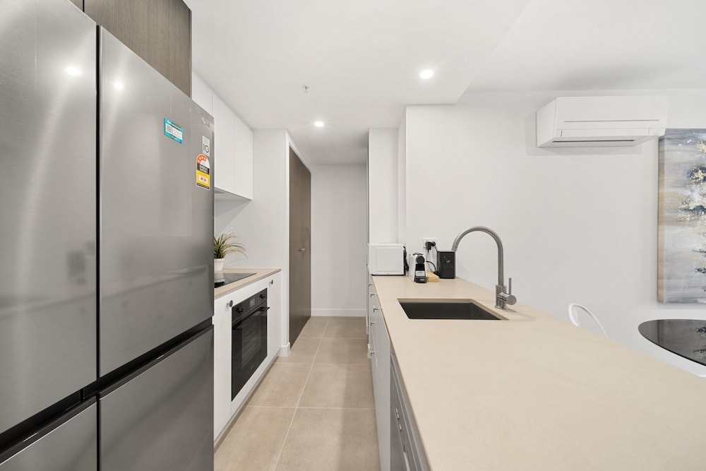 Phillip 2-bed: Chic Interiors, Amazing Amenities