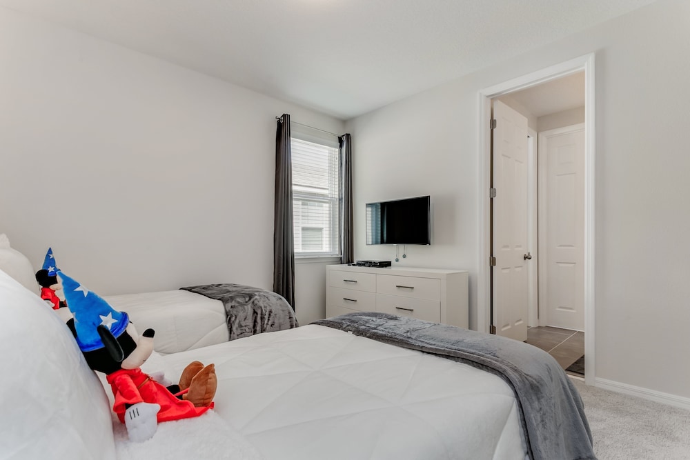 9 BD 6.5 BH With Game Room and Pool - Image 2