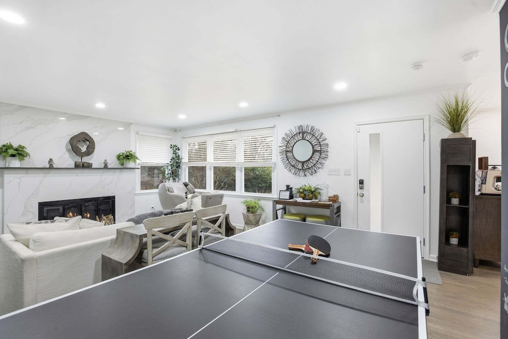 Stylish Hot Tub Retreat With Ping Pong 3 Bedroom Home