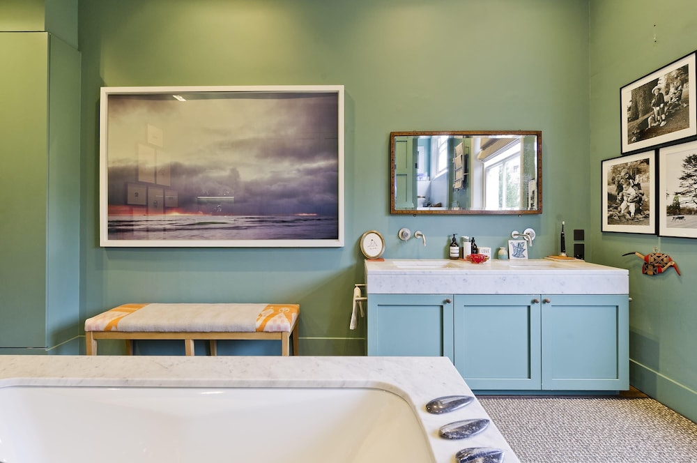 Gorgeous Stylish Interior Designed 5 Bed Home in Holland Park - Superb Location