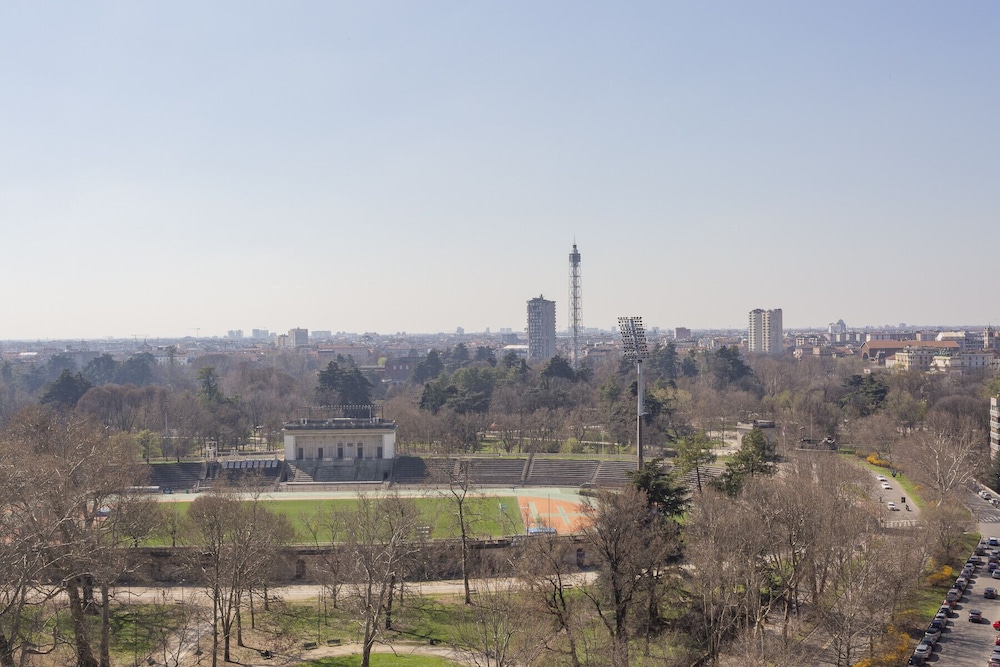 Skyline view Biancamano 1 bdr with balcony by Rentopolis