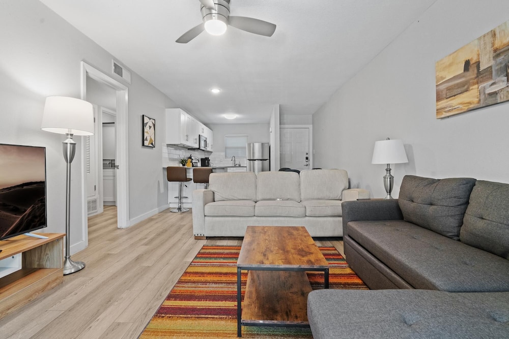 Modern 2BR Near UT Hyde Park Evonify - Property Image 6