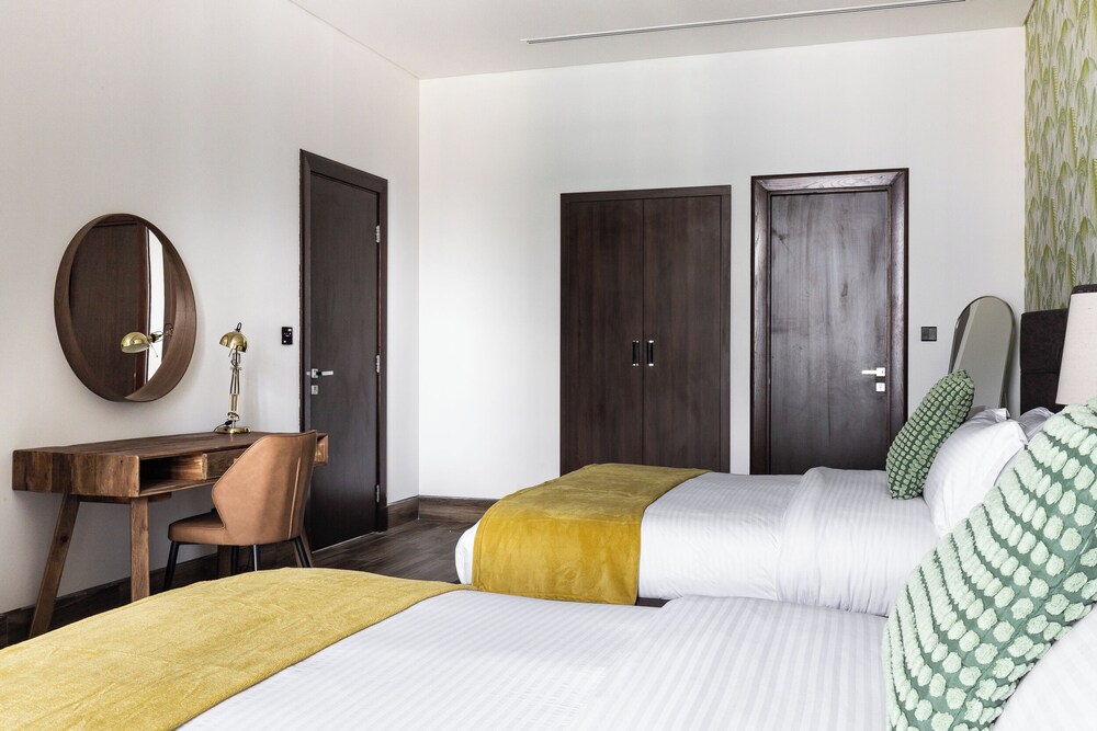SIMPLY COMFORT Urban Chic Suites in J One Tower City & Canal Views