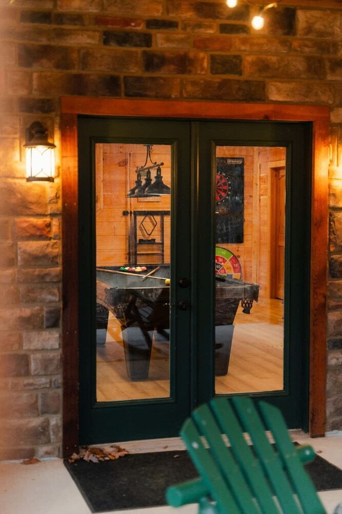 Sleeps 16! Luxury Cabin With Game Room & Hot Tub