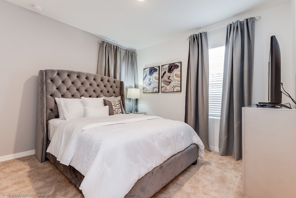 5280oak Luxury Ne 6 Bedroom 4.bath Home - Image 4