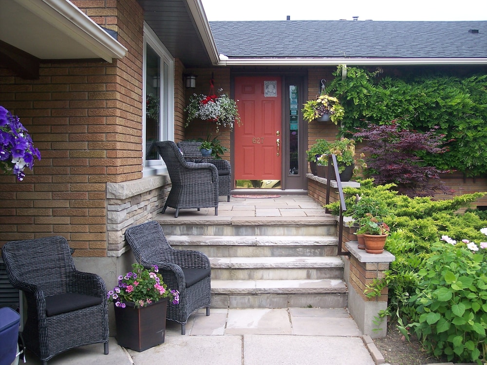 Hotel 627 On King Bed and Breakfast - Image 1