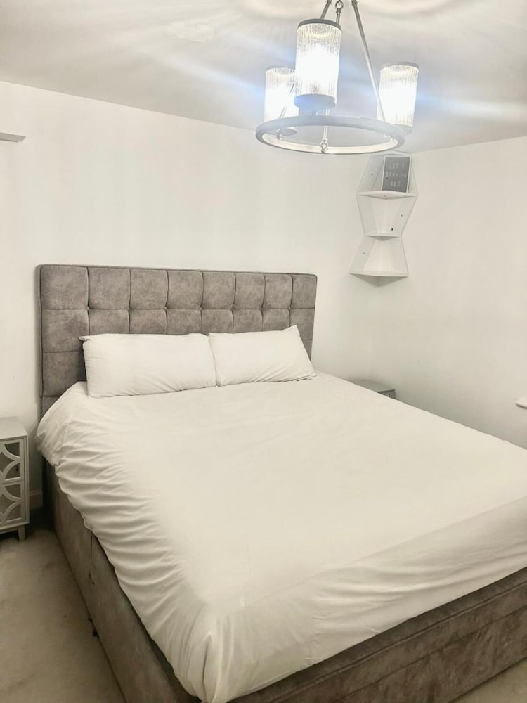 High END Spacious 4 Bed House - Free Parking