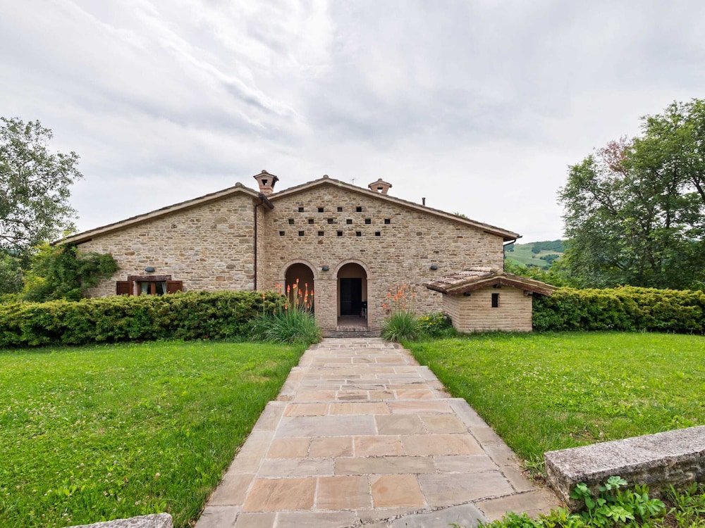 Beautiful Villa in Belforte All'isauro With Swimming Pool
