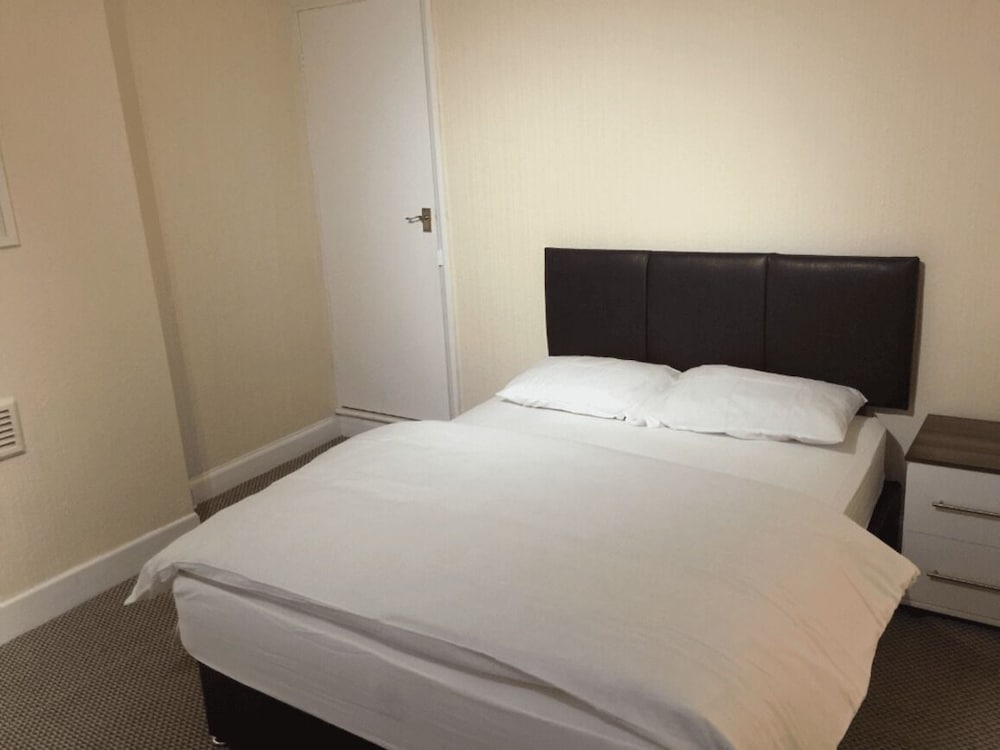 Room in Guest Room - Spacious Room in Leicester view 3