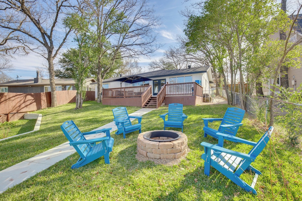 Dock & Fire Pit: Lakefront Gun Barrel City Getaway