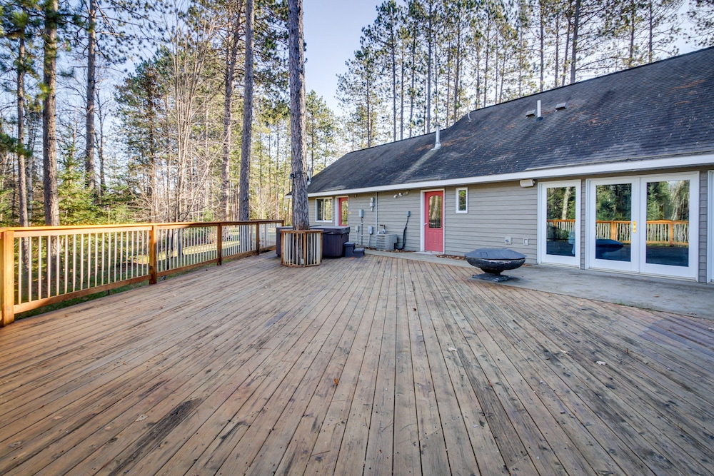 Peaceful Hibbing Getaway: Heated Floors, Fire Pit!