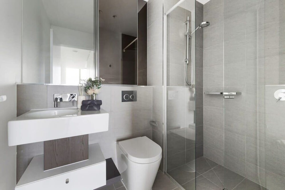 A Stylish 3BR Apt With Harbour Views, Free Parking