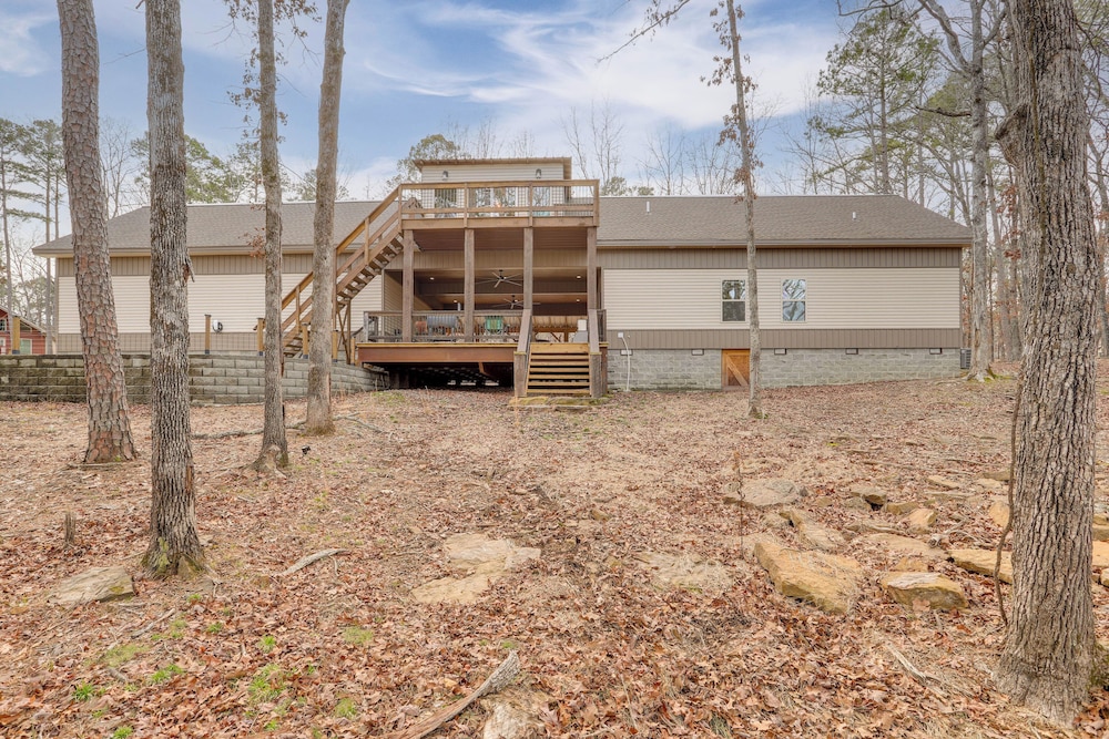 Greers Ferry Lake Access & Deck: Group Getaway!