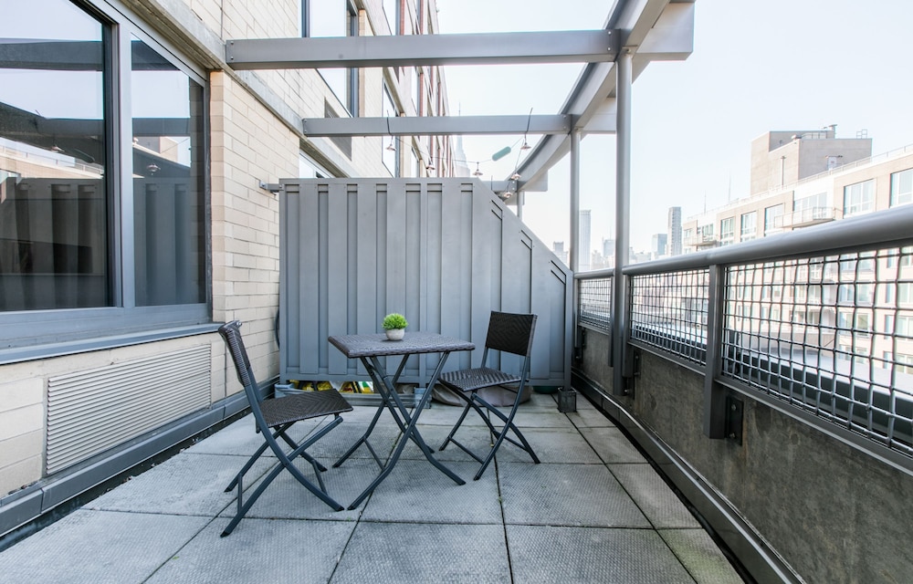 Bright 2 Bedrooms 2 Bathrooms Unit With Balcony