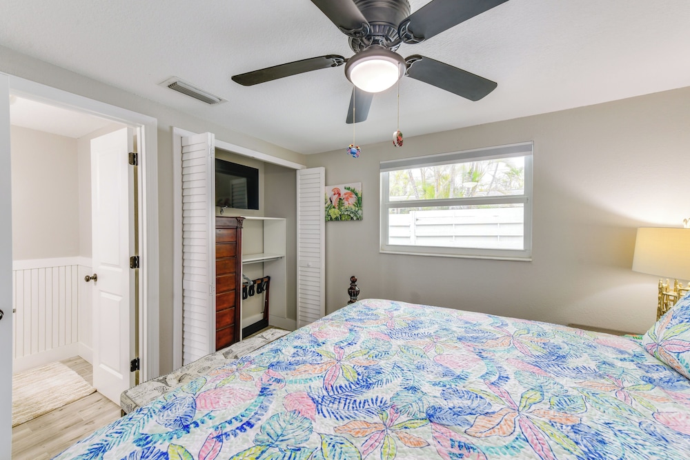 2 Blocks to Beach: Tropical Retreat in Anna Maria