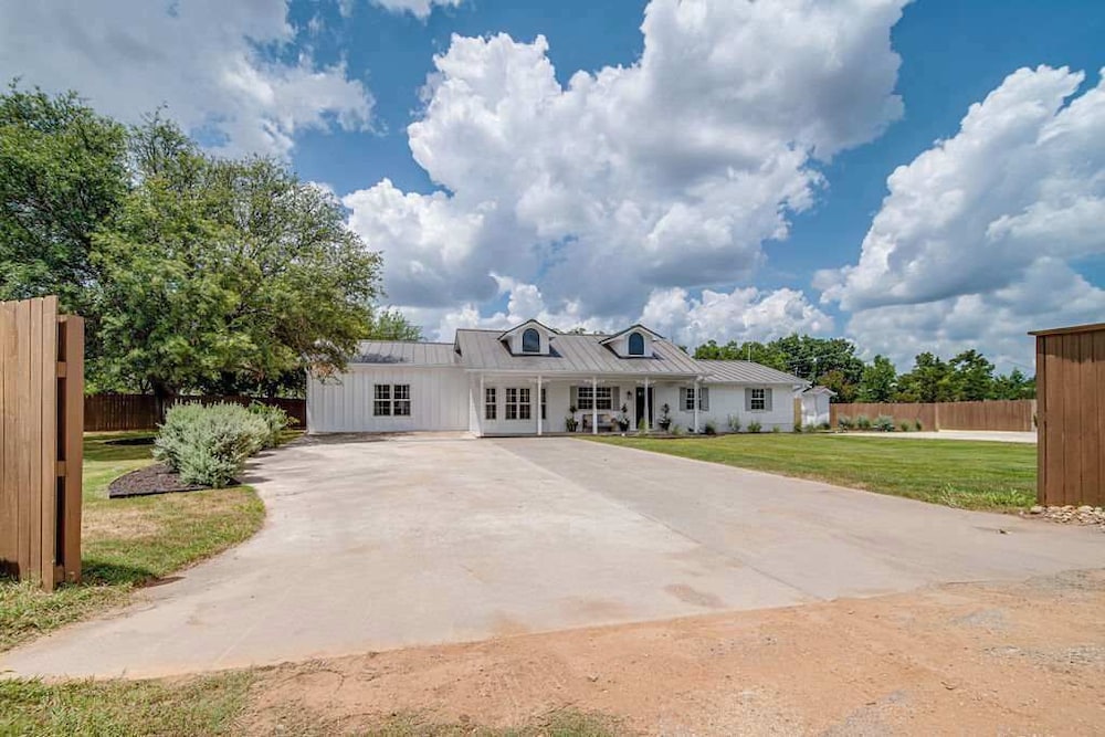 108 Wisteria Dr