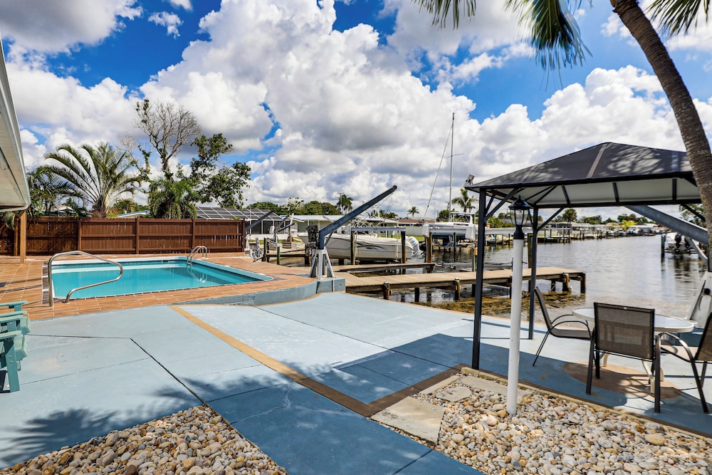 Furnished Sunroom w/ TV! Canal-front Bradenton Gem