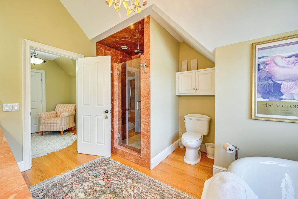 Groton Home < 1 Mi to Beach on Long Island Sound!